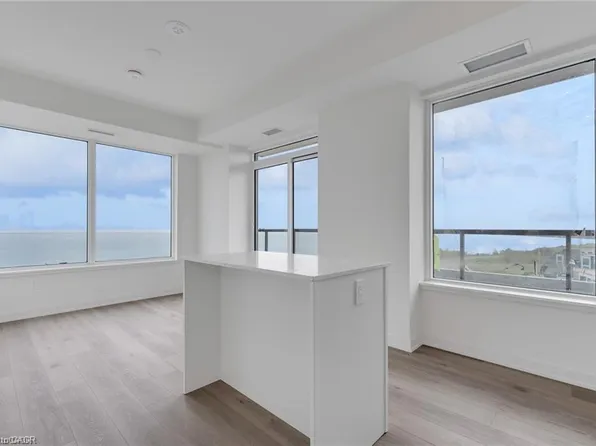 385 Winston Rd #1108, Grimsby, ON L3M 0J3