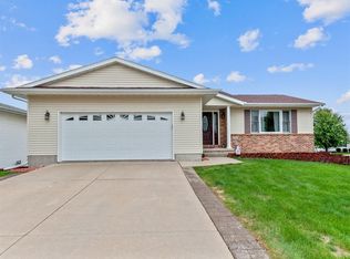 625 S 22nd St, Marion, IA 52302