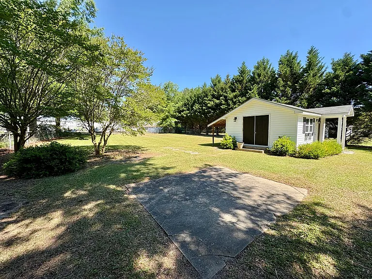 102 N Clarendon Dr — Photo 41