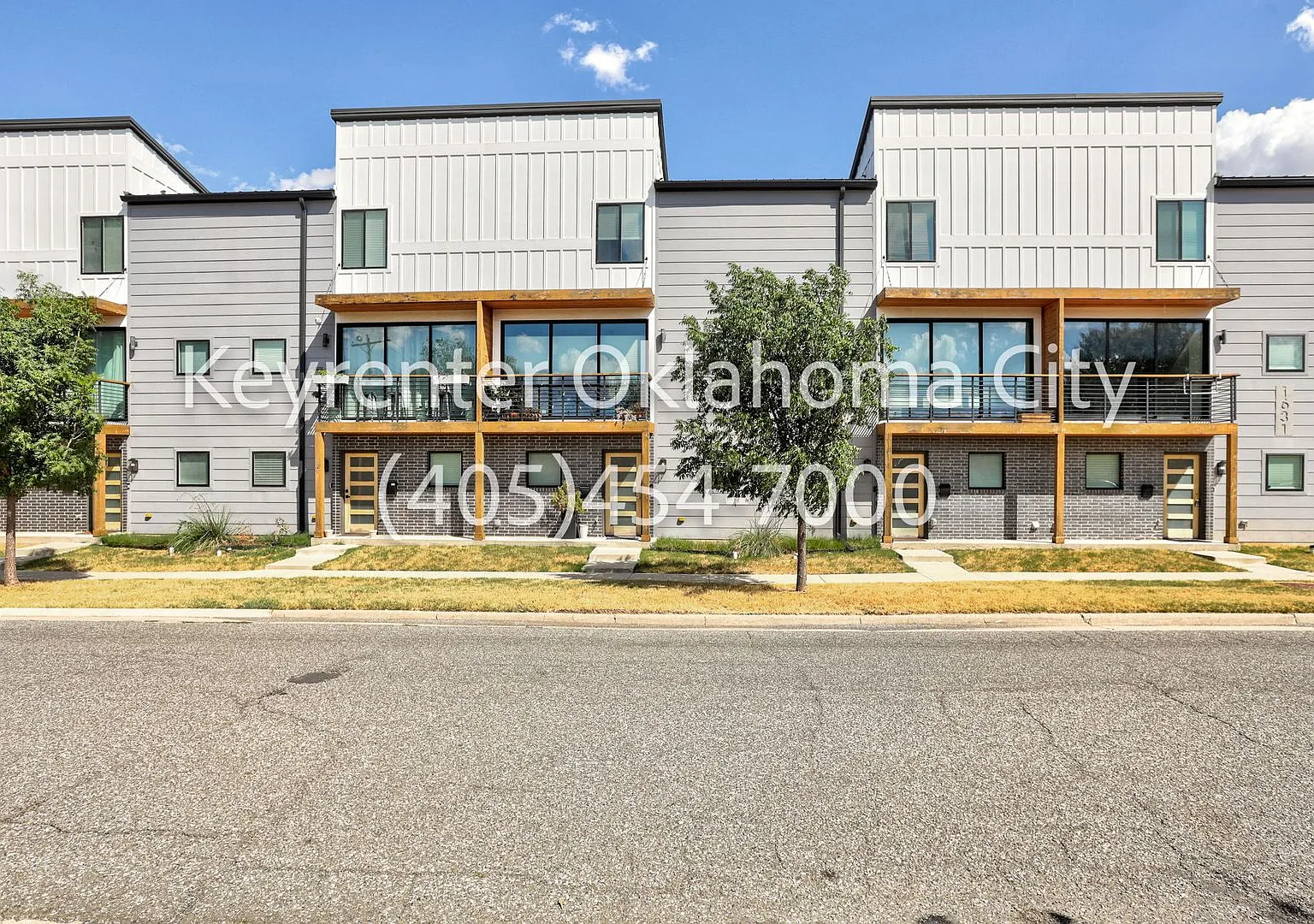 Gorgeous 2BD/2BTH Luxury Apartment in the Heart of the Plaza and Paseo District — Photo 1