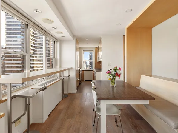 150 East 61st Street image 1 of 7
