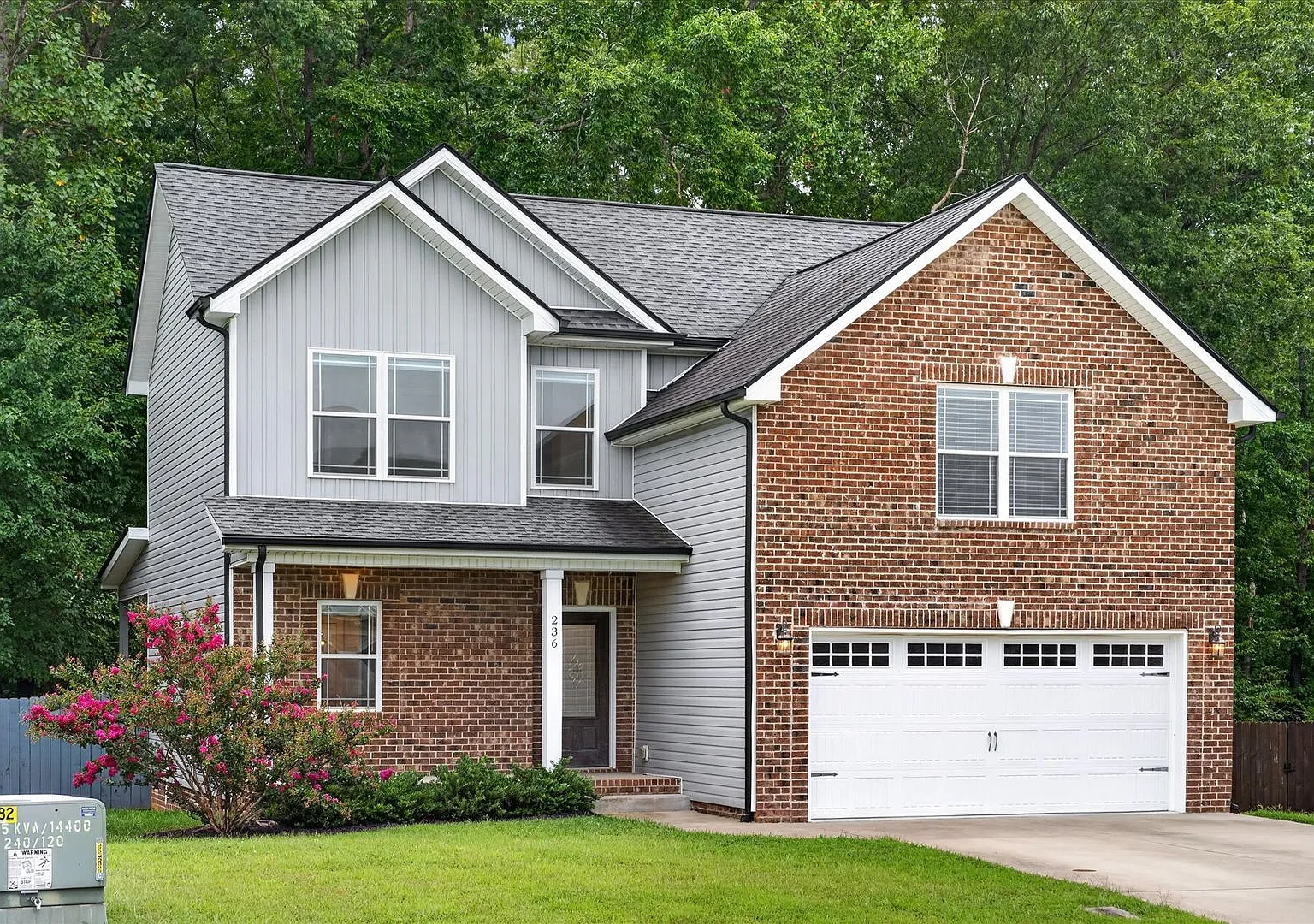 Pet Friendly Three Bedroom with Bonus in Sango! — Photo 3