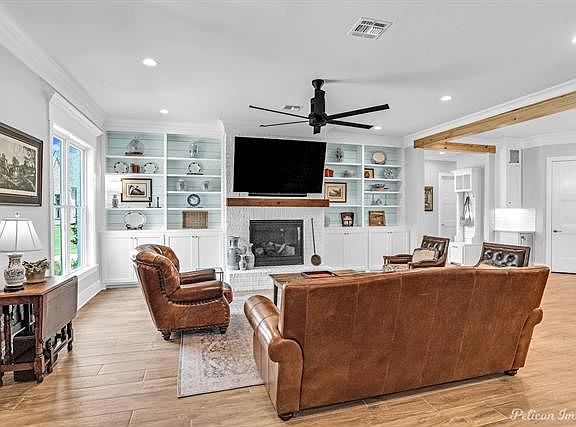 3rd image of 1077 W Point Cir
