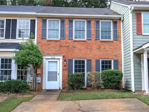 1028 Windy Oaks Ct SE