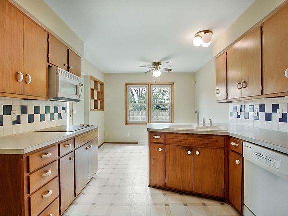 4th image of 9135 W Delano Ave