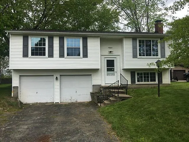 7993 Raglan Dr NE photo 1