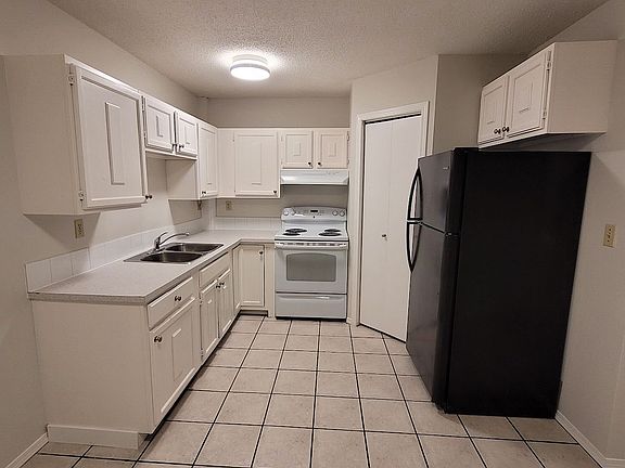 3rd image of 120 Sabrina Way SW