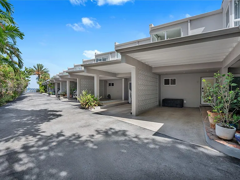 6011 N Bayshore Dr #10 — Photo 3
