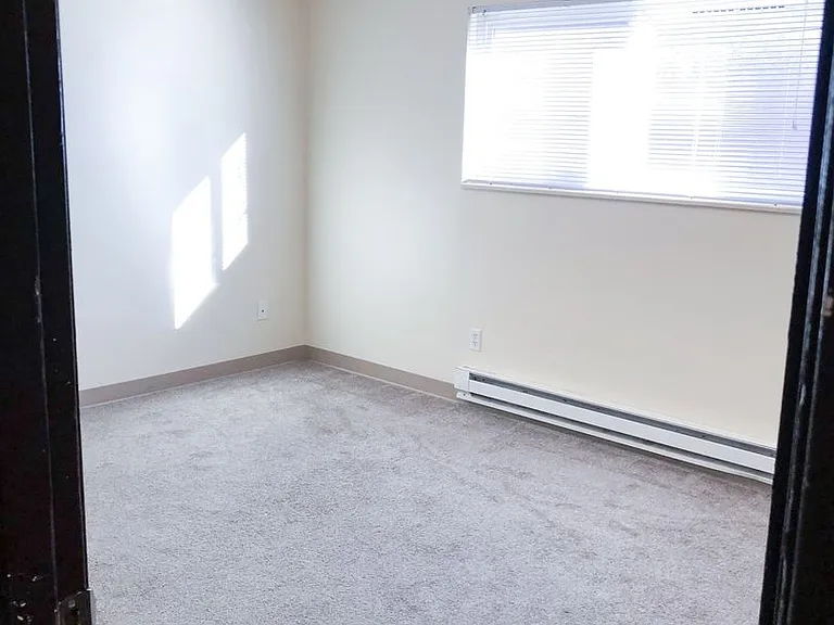 Hill Town Apartments — Photo 41