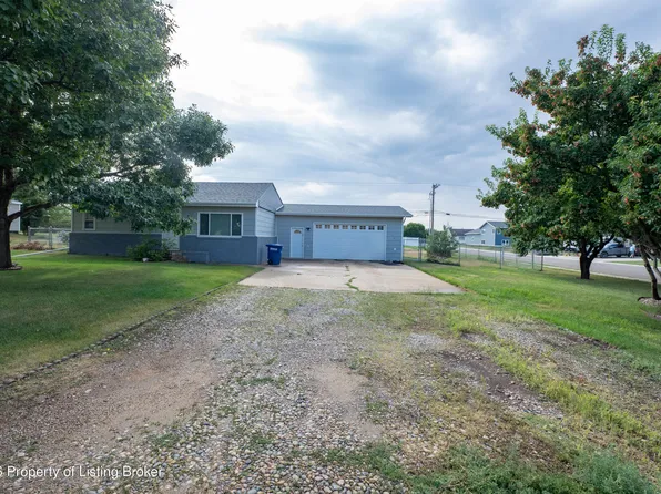 610 1st Ave SW, Dickinson, ND 58601