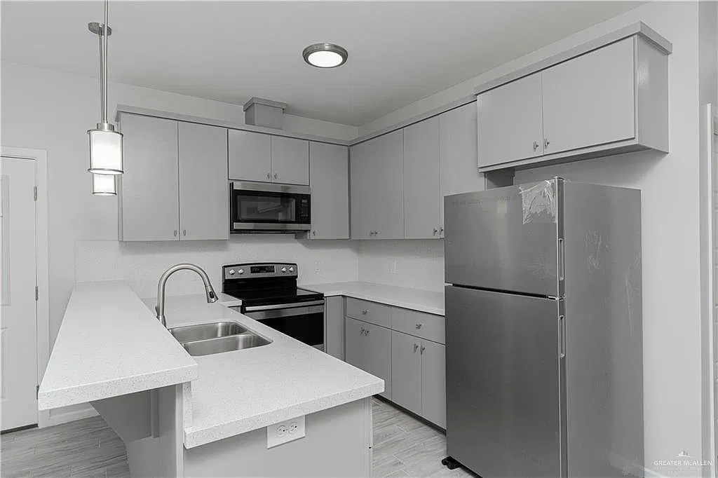 3 bed, 2.0 bath, 954 sqft, $1,200 — Photo 3