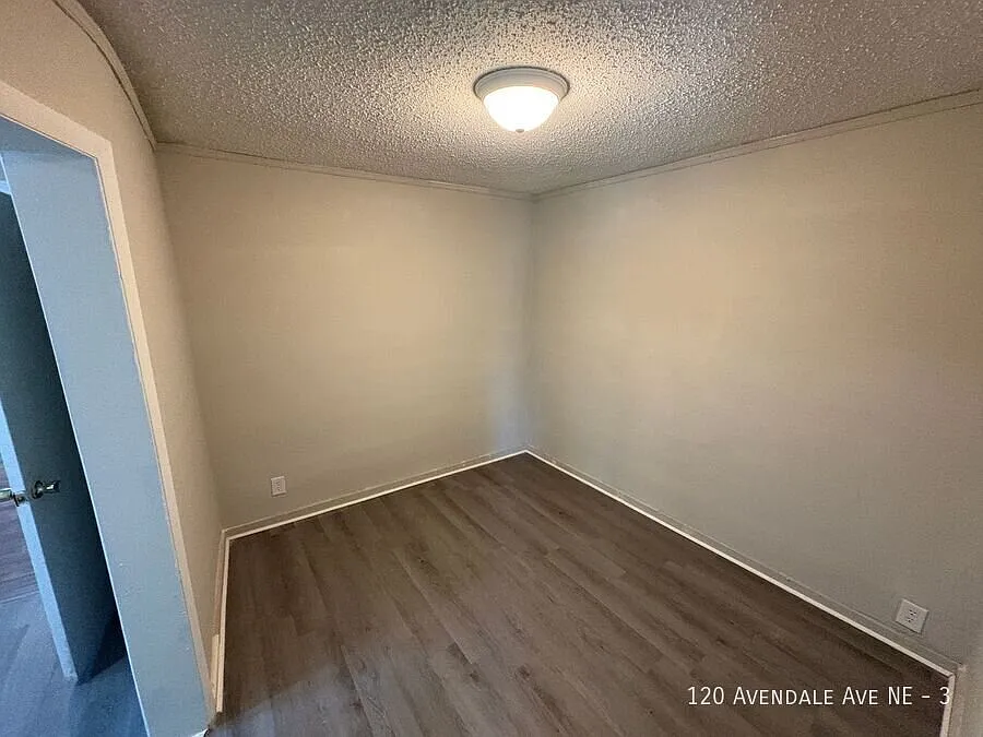 1 Bedroom 1 Bath Apartment Available! — Photo 3