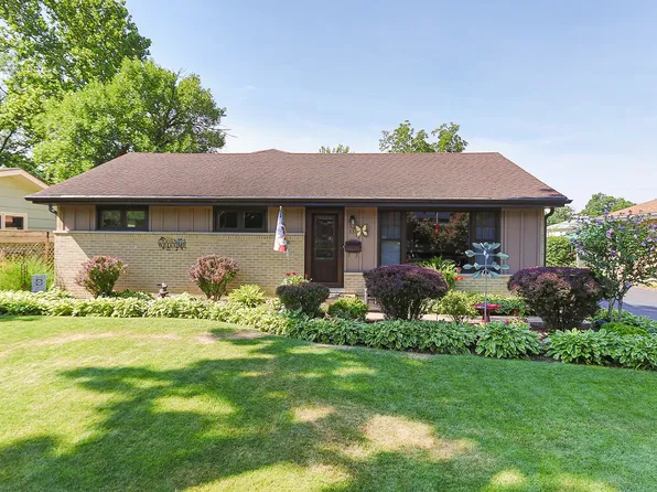 331 E Walnut St, Roselle, IL 60172