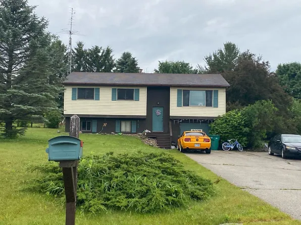 5028 Silverberry Dr, Mount Pleasant, MI 48858