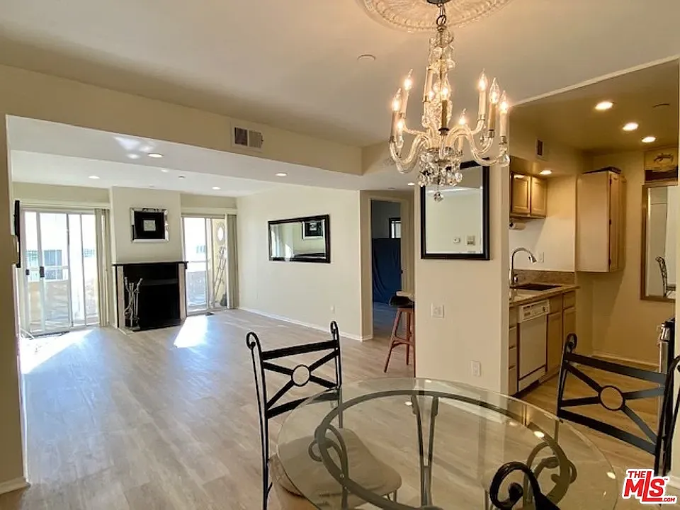 2 bed, 2.5 bath, 907 sqft, $4,100 — Photo 2