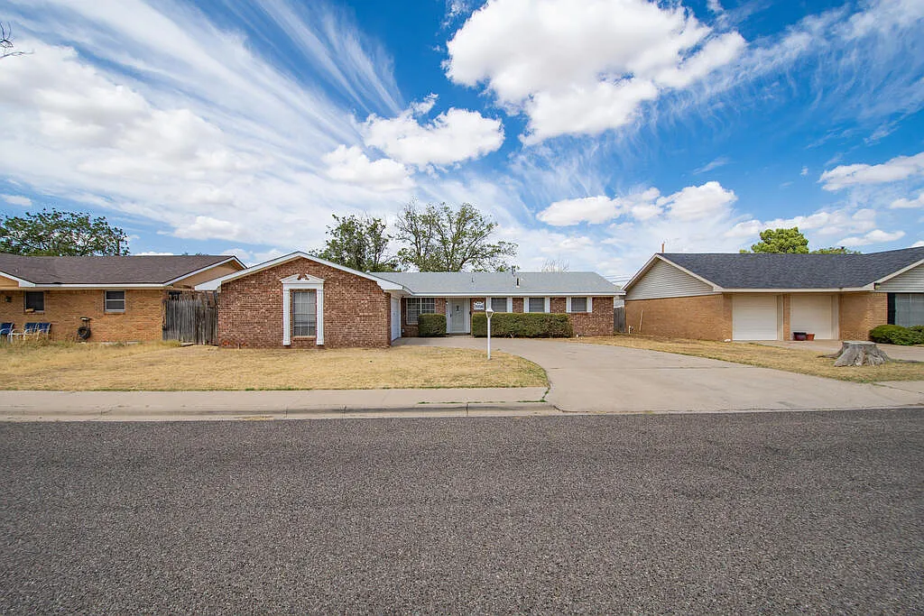 3 bed, 2.0 bath, 1622 sqft, $2,400 — Photo 2