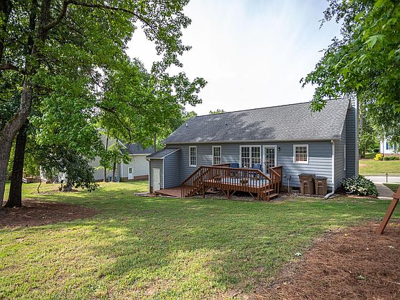 4th image of 976 Saint Catherines Dr