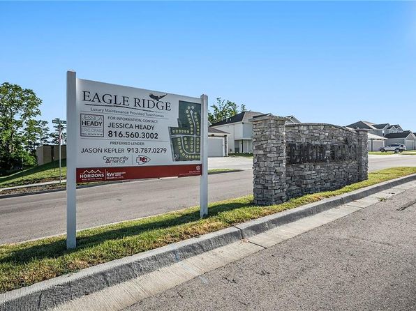 702 Ridge Dr, Smithville, MO 64089