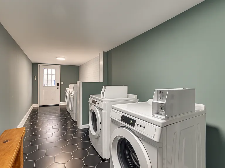 Sunset Rock Apartments — Photo 10