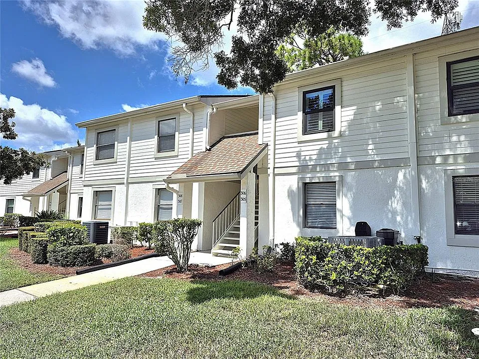 305 Meadow Ln #305