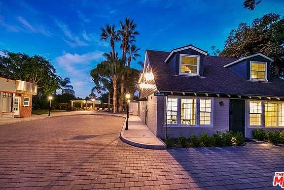 5th image of 10647 Camarillo St
