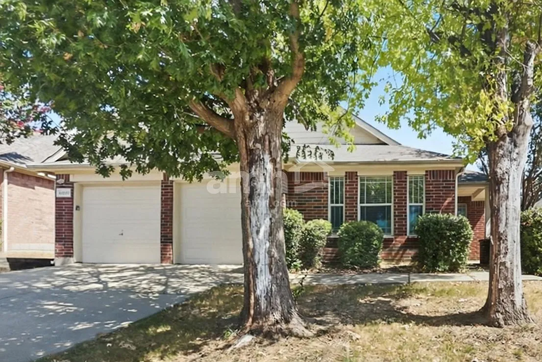 4 bed, 2.0 bath, 1904 sqft, $2,060 — Photo 1
