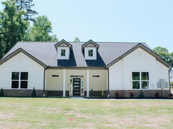 559 Pennybrook Ln, Stone Mountain, GA 30087