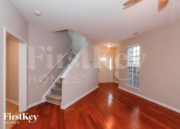 1018 Salmon River Dr — Photo 2