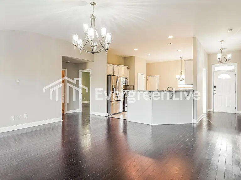212 Hillcrest Dr — Photo 3