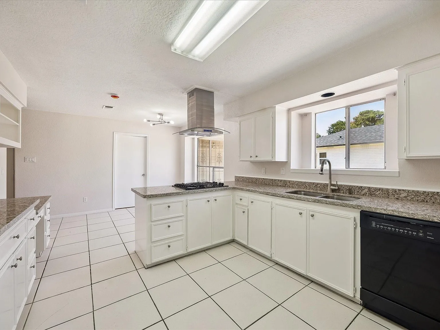 4 bed, 2.5 bath, 2527 sqft, $2,395 — Photo 3