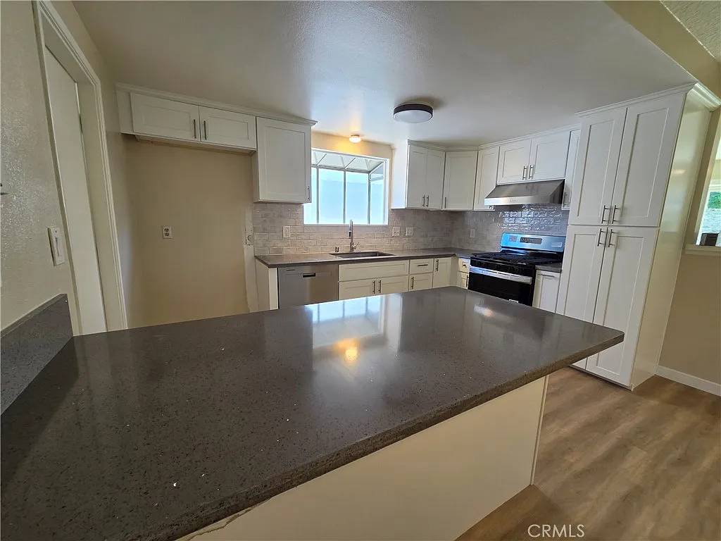3 bed, 1302 sqft, $4,900 — Photo 2