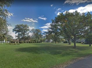 210 73rd St, Willowbrook, IL 60527