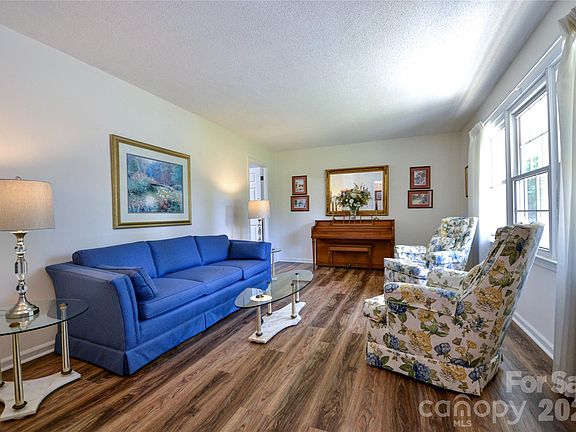 5th image of 2404 Wedgewood Dr