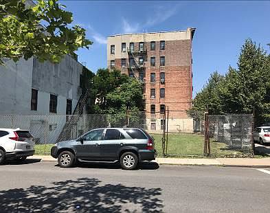2nd image of 829 Forest Ave