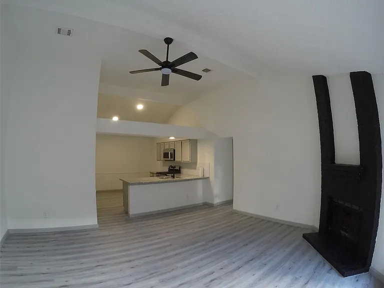 9211 Golden Meadow Dr — Photo 4