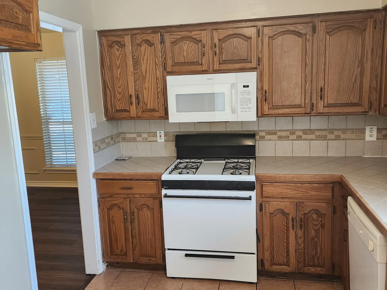 4 bed, 1983 sqft, $2,275 — Photo 4