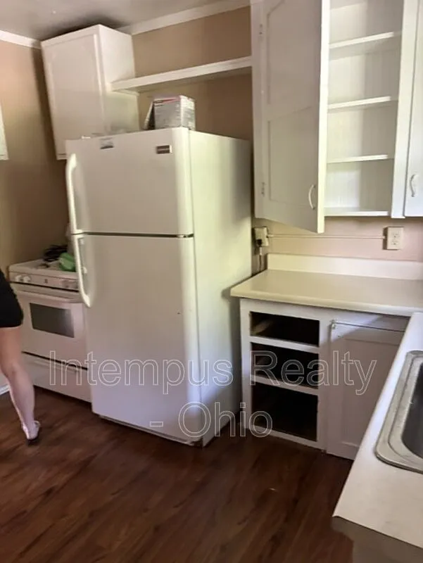 3 bed, 1.0 bath, $850 — Photo 2