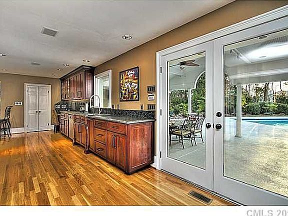4th image of 5008 Parview Dr