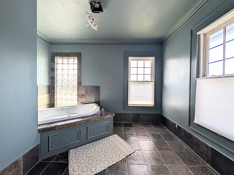 1041 Franklin Ave — Photo 16