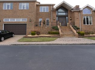 25 Nicolosi Dr, Staten Island, NY 10312