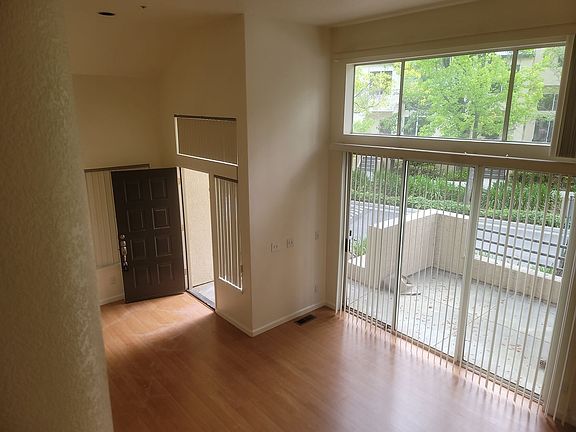 3rd image of 419 Galleria Dr APT 1
