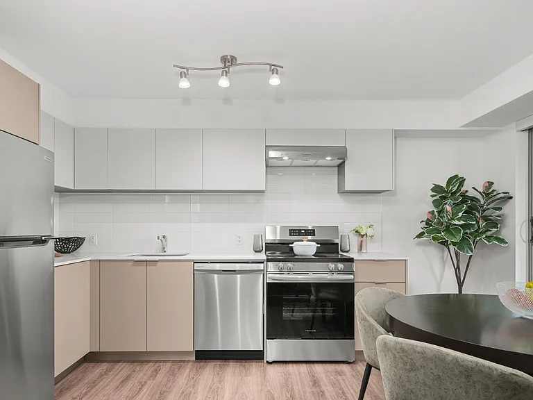 100 Manett Cres — Photo 7