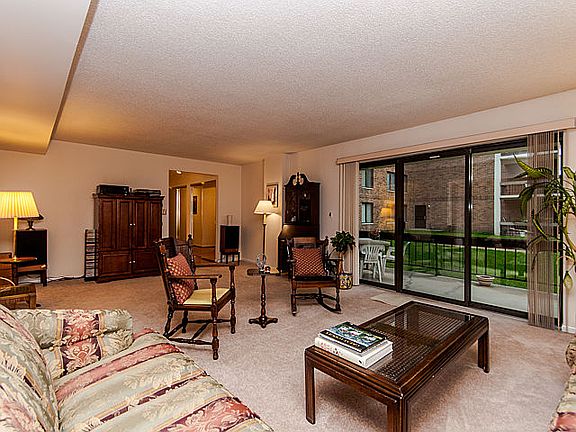 3rd image of 1020 N Harlem Ave APT 1A