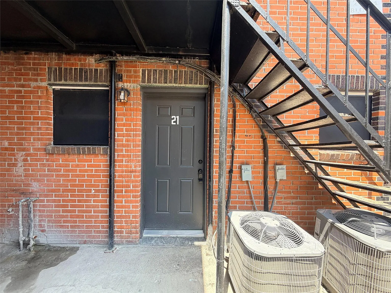 2 bed, 1.5 bath, 520 sqft, $1,299 — Photo 2