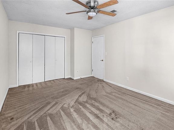 4th image of 990 Chapman Ln
