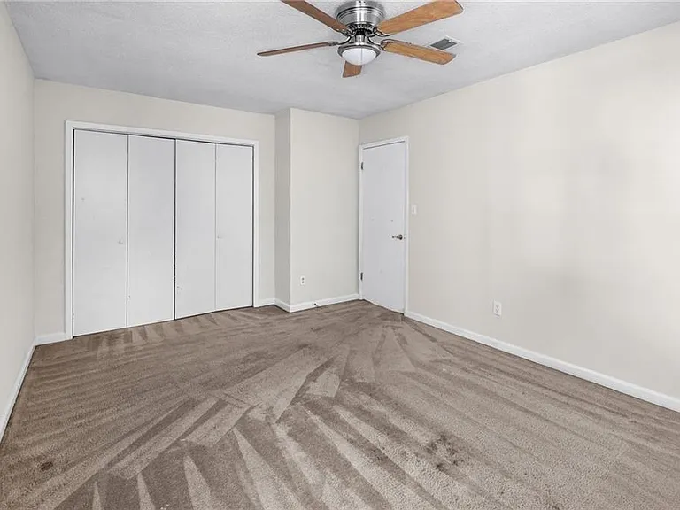 990 Chapman Ln — Photo 4