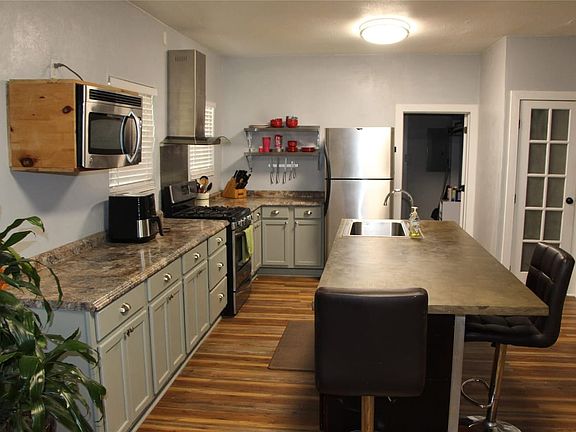 3rd image of 503 W 9th St