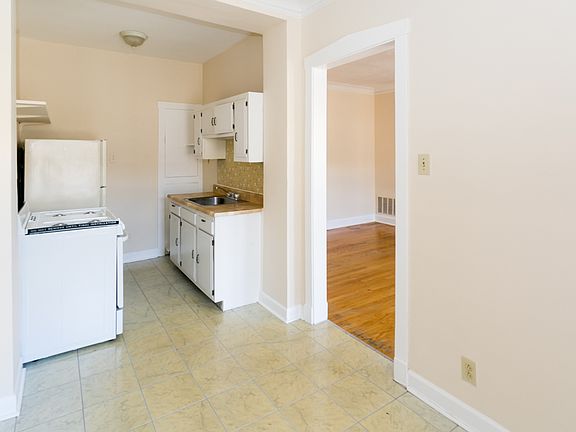 5th image of 2244 W Wilson Ave APT 211