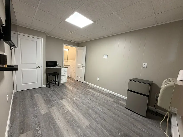 2423 Crest St — Photo 4