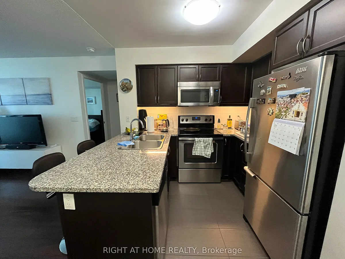 Building Photo - 19 Grand Trunk Cres #1807